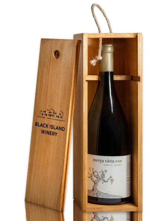 Merga Victa Pošip 2021. nagrađivano vino u posebnom punjenju u magnum boci 1,5L s drvenom kutijom vrhunski je i pamtljiv poklon.